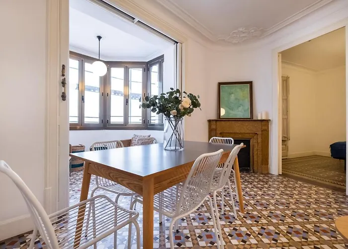 B42 Modernist Apartment For Large Groups In Eixample